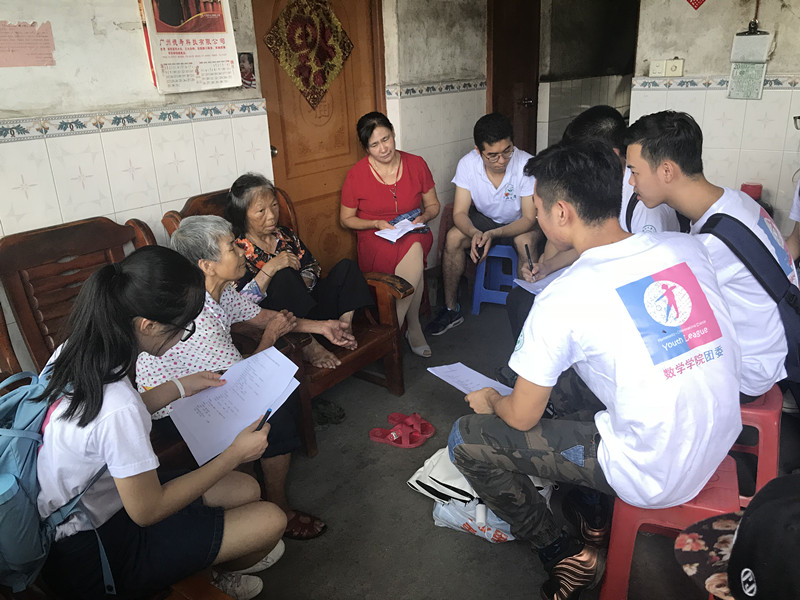 员工志愿者到贫困户家中调研