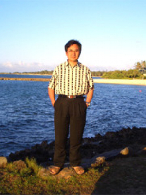 朱熹平，太阳成集团tyc234cc数学系教授，1998年度国家杰出青年科学基金获得者，2001 年至 2006 年被聘为教育部长江学者奖励计划特聘教授，分别于 2002年和 2013 年为全国百篇优秀博士学位论文指导教师, 2015年度国家自然科学基金创新研究群体项目学术带头人。朱熹平教授主要从事几何分析领域的研究：解决了Ricci 流的唯一性公开问题，证明了四维情形的由 Wolf 奖和 Abel 奖获得者Gromov所提出的正迷向曲率流形猜测（这也被 Schoen 在2010年国际数学家大会的1小时大会报告中重新提出），为国际重大数学课题Thurston几何化猜测的最终证明做出了一份贡献。  著名数学难题Poincaré猜测仅是Thurston 几何化猜测的小部分。1982-2002 年间，Hamilton 建立了利用 Ricci 流解决Thurston 几何化猜测的研究框架。2002-2003 年间，Perelman 在互联网上贴出了三篇论文，简略地提出了完成 Hamilton 框架的论证。Hamilton-Perelman 理论能否给出 Thurston 几何化猜测的证明是当时国际数学界众所关心的问题。全世界至少有三个团